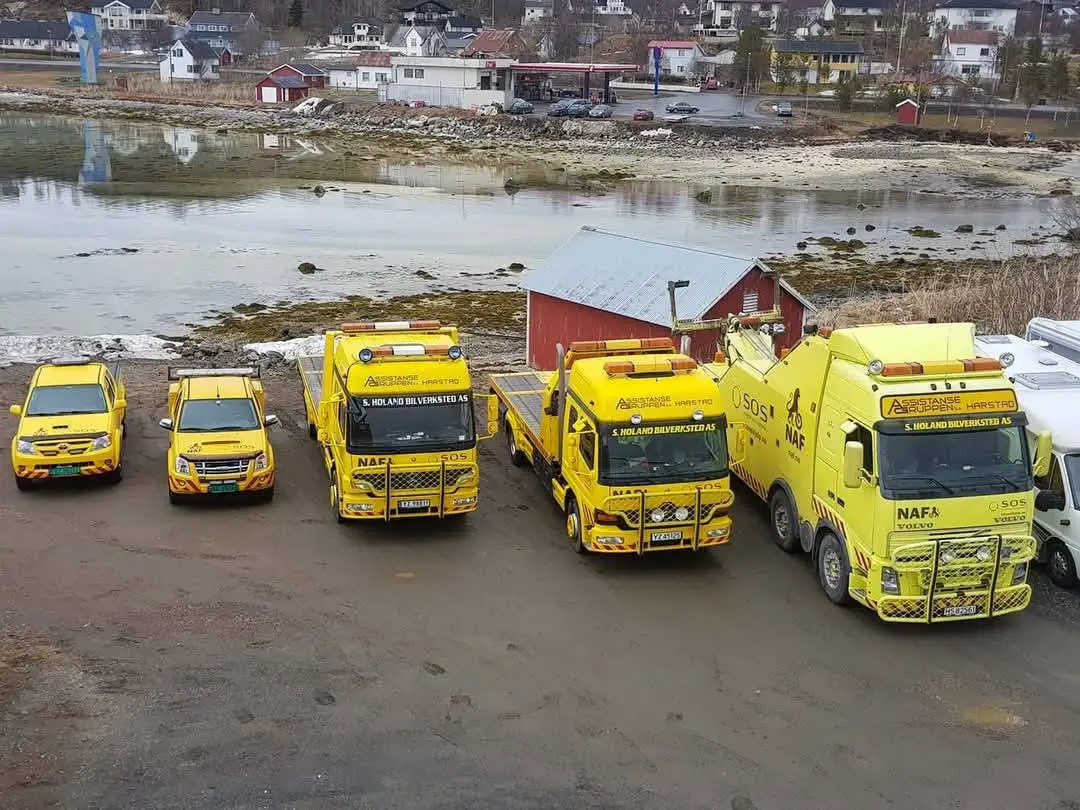 Bergingsflåten oppstilt ved sjøkanten med rødt naust i bakgrunnen